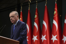 Otázniky nad tým, či sa súčasný turecký prezident Recep Tayyip Erdoğan udrží pri moci sa vynárali už dlhšie a to aj napriek jeho snahám zabetónovať sa v úrade. FOTO TASR/AP