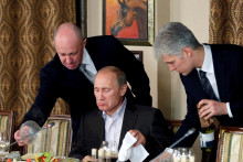 Jevgenij Prigožin (vľavo) s ruským prezidentom Vladimirom Putinom počas večere v roku 2011. FOTO: REUTERS