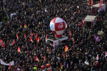 Demonštranti sa zhromažďujú počas demonštrácie proti reforme dôchodkového systému v Paríži 31. januára 2023. FOTO: TASR/AP