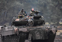 Nemecký minister obrany v tanku Leopard. FOTO: Reuters