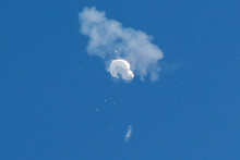 Podozrivý špionážny balón klesá do oceánu po zostrelení pri pobreží v Južnej Karolíne. Ide o prvý z dvoch čínskych balónov, ktorý sa minulý týždeň vznášal nad Spojenými štátmi. FOTO: Reuters
