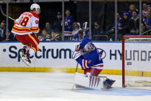 

Ľavé krídlo Calgary Flames Andrew Mangiapane naskakuje v Madison Square Garden pred brankára New York Rangers Jaroslava Haláka. FOTO: Reuters/USA TODAY Sports/Danny Wild