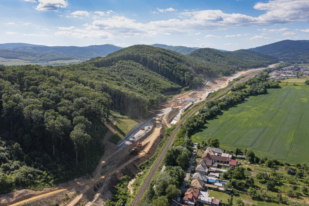 Výstavba úseku rýchlostnej cesty R2 medzi Detvou a Lučencom. SNÍMKA: Michal Svítok