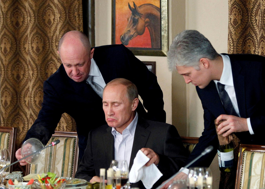Jevgenij Prigožin (vľavo) s ruským prezidentom Vladimirom Putinom počas večere v roku 2011. FOTO: REUTERS