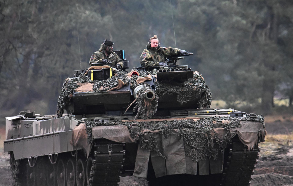 Nemecký minister obrany v tanku Leopard. FOTO: Reuters