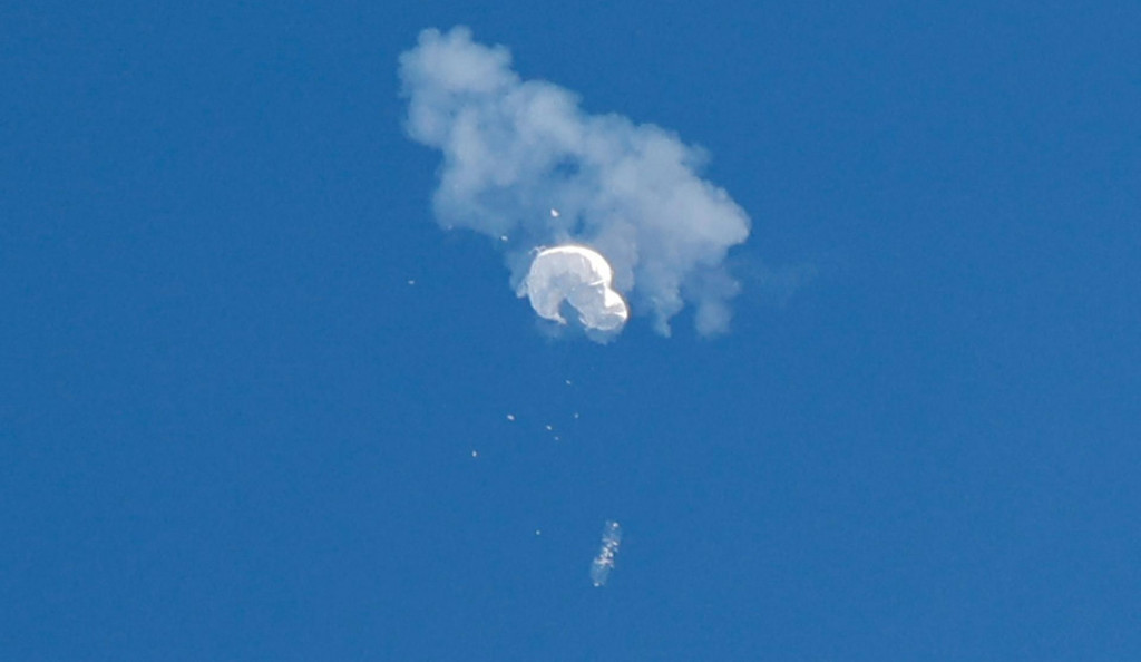 Podozrivý špionážny balón klesá do oceánu po zostrelení pri pobreží v Južnej Karolíne. Ide o prvý z dvoch čínskych balónov, ktorý sa minulý týždeň vznášal nad Spojenými štátmi. FOTO: Reuters