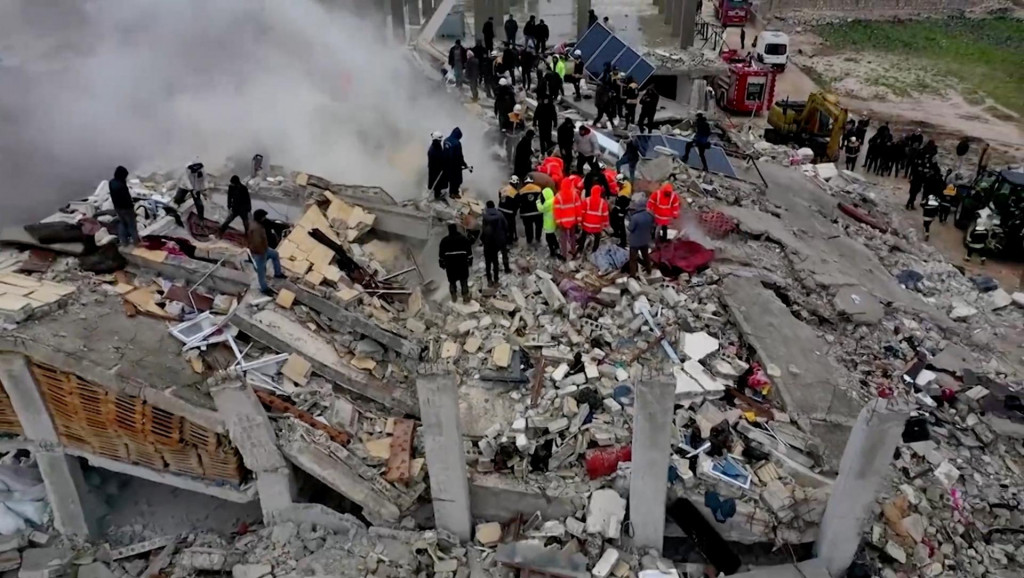 Záchranári prehľadávajú trosky zrútených budov po zemetrasení v povstalcami ovládanom meste Sarmada v Sýrii. FOTO: Reuters/White Helmets