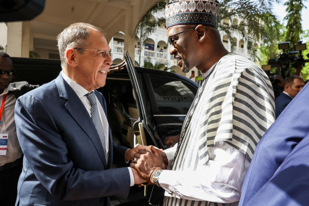 Ruského ministra zahraničných vecí Sergeja Lavrova víta jeho malijský náprotivok Abdoulaye Diop pred ich rokovaním v Bamaku v Mali, 7. februára 2023. FOTO: REUTERS