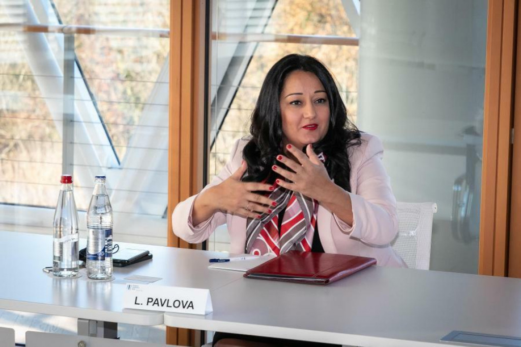 Viceprezidentka EIB Lilyana Pavlovov&aacute; na tlačovej konferencii. FOTO: EIB