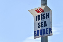 Plagát s nápisom „Žiadna írska hranica s morom“ v prístave v Larne. Podľa protokolu po brexite o Severnom Írsku sa pokračovanie prístupu na jednotný trh Európskej únie na úkor zvyšku Spojeného kráľovstva ukazuje ako prospešné pre exportérov regiónu v ťažších ekonomických časoch. FOTO: Reuters