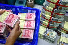 Bankovky, čínsky jüan. FOTO: Reuters