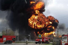 Požiar v závode ruskej ropnej spoločnosti Lukoil v Nižnom Novgorode. FOTO: Twitter/Liveuamap