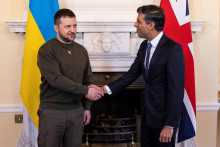 Ukrajinský prezident Volodymyr Zelenskyj (vľavo) a britský premiér Rishi Sunak. FOTO: Reuters
