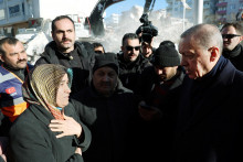 

Turecký prezident Tayyip Erdogan sa stretáva s ľuďmi po ničivom zemetrasení v tureckom Kahramanmarase. FOTO: Reuters