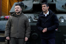Ukrajinský prezident Volodymyr Zelenskij s premiérom Rishi Sunakom. FOTO: Reuters