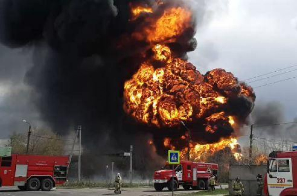 Požiar v závode ruskej ropnej spoločnosti Lukoil v Nižnom Novgorode. FOTO: Twitter/Liveuamap