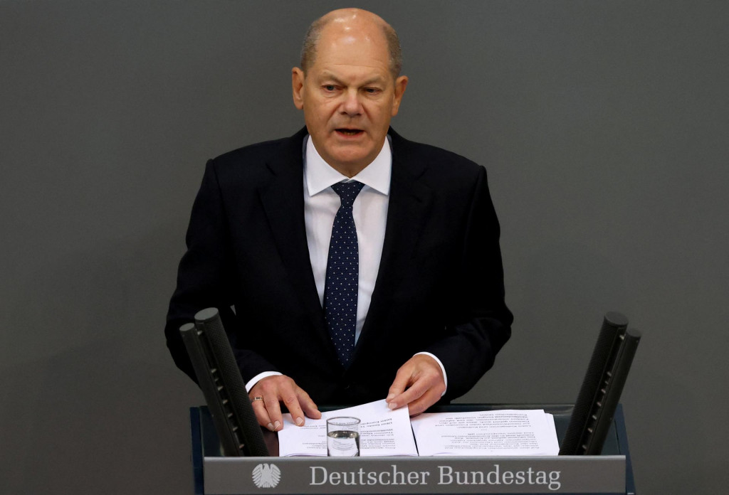 Nemecký kancelár Olaf Scholz počas svojho dnešného prejavu v dolnej komore parlamentu Bundestag. FOTO: Reuters