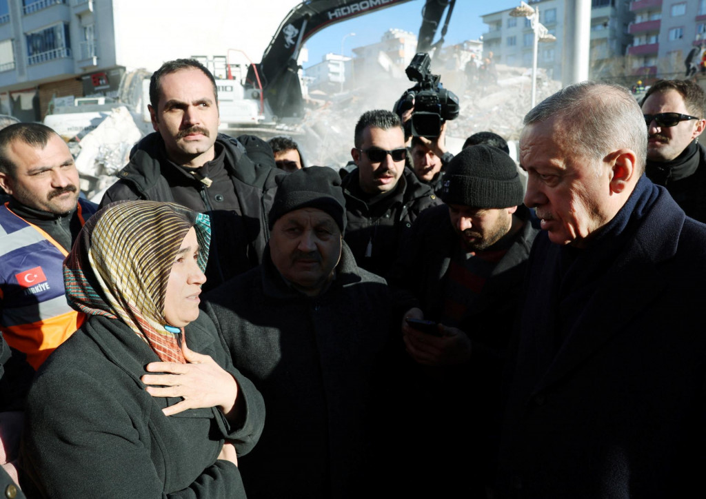 

Turecký prezident Tayyip Erdogan sa stretáva s ľuďmi po ničivom zemetrasení v tureckom Kahramanmarase. FOTO: Reuters