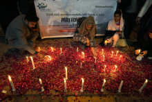Účastníci zapaľujú sviečky počas sviečkovej vigílie za obete zemetrasenia v Sýrii a Turecku v pakistanskom Islamabade. FOTO: TASR/AP