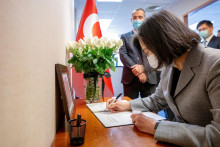 Taiwanská prezidentka Tsai Ing-wen podpisuje kondolenčnú knihu pre obete zemetrasenia v Turecku. FOTO: Reuters
