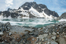 Nová štúdia odhalila rizikové oblasti náchylné na povodne z ľadovcových jazier.