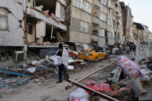 Budovy na východe Turecka sa pri pondelňajšom zemetrasení rúcali ako domčeky z karát. FOTO: Reuters