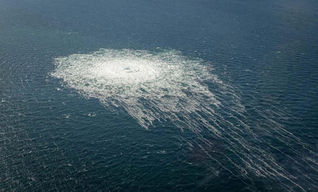 Plynové bubliny z Nord Stream 2 unikajú na povrch Baltského mora. FOTO: Reuters