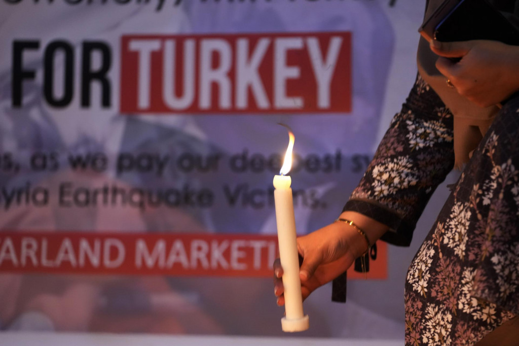 Žena drží sviečku počas sviečkovej vigílie za obete zemetrasenia v Sýrii a Turecku v pakistanskom Islamabade. FOTO: TASR/AP