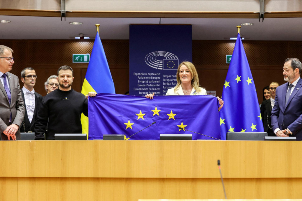 Predsedníčka Európskeho parlamentu Roberta Metsola a ukrajinský prezident Volodymyr Zelenskyj držia vlajku Únie. FOTO: Reuters/European Union 2023/Alain Rolland/