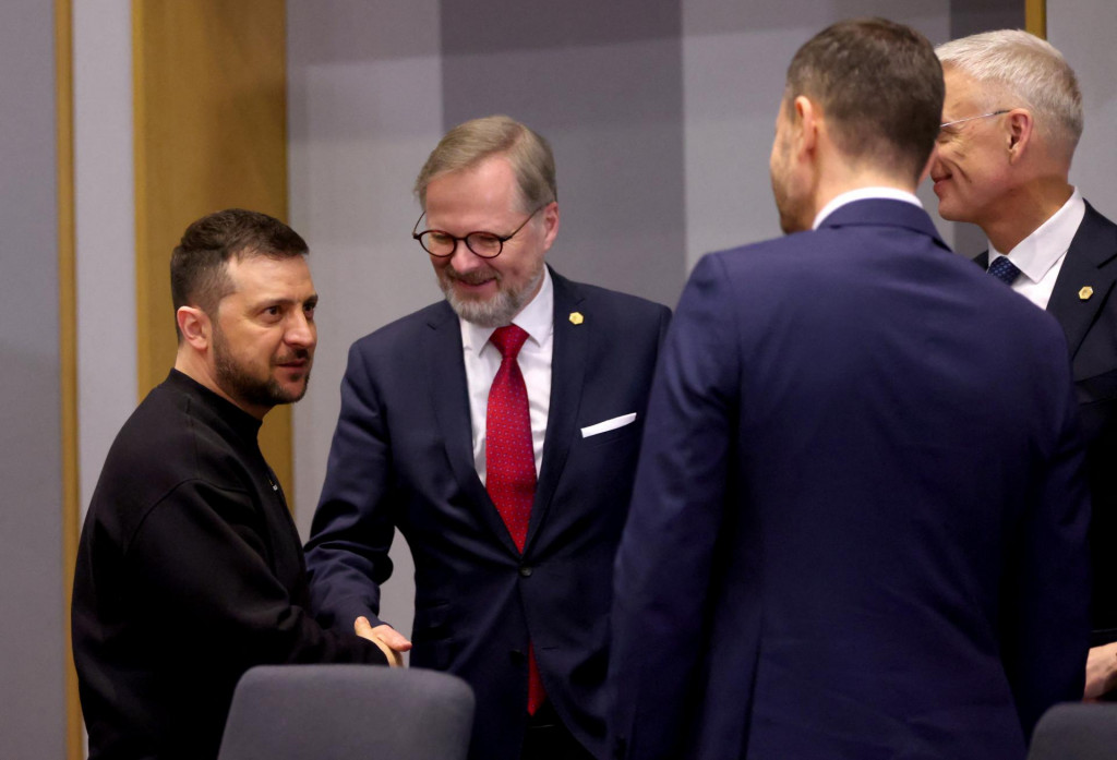 Ukrajinský prezident Volodymyr Zelenskyj sa rozpráva so slovenským premiérom Eduardom Hegerom, lotyšským premiérom Krisjanisom Karinsom a českým premiérom Petrom Fialom. FOTO: REUTERS