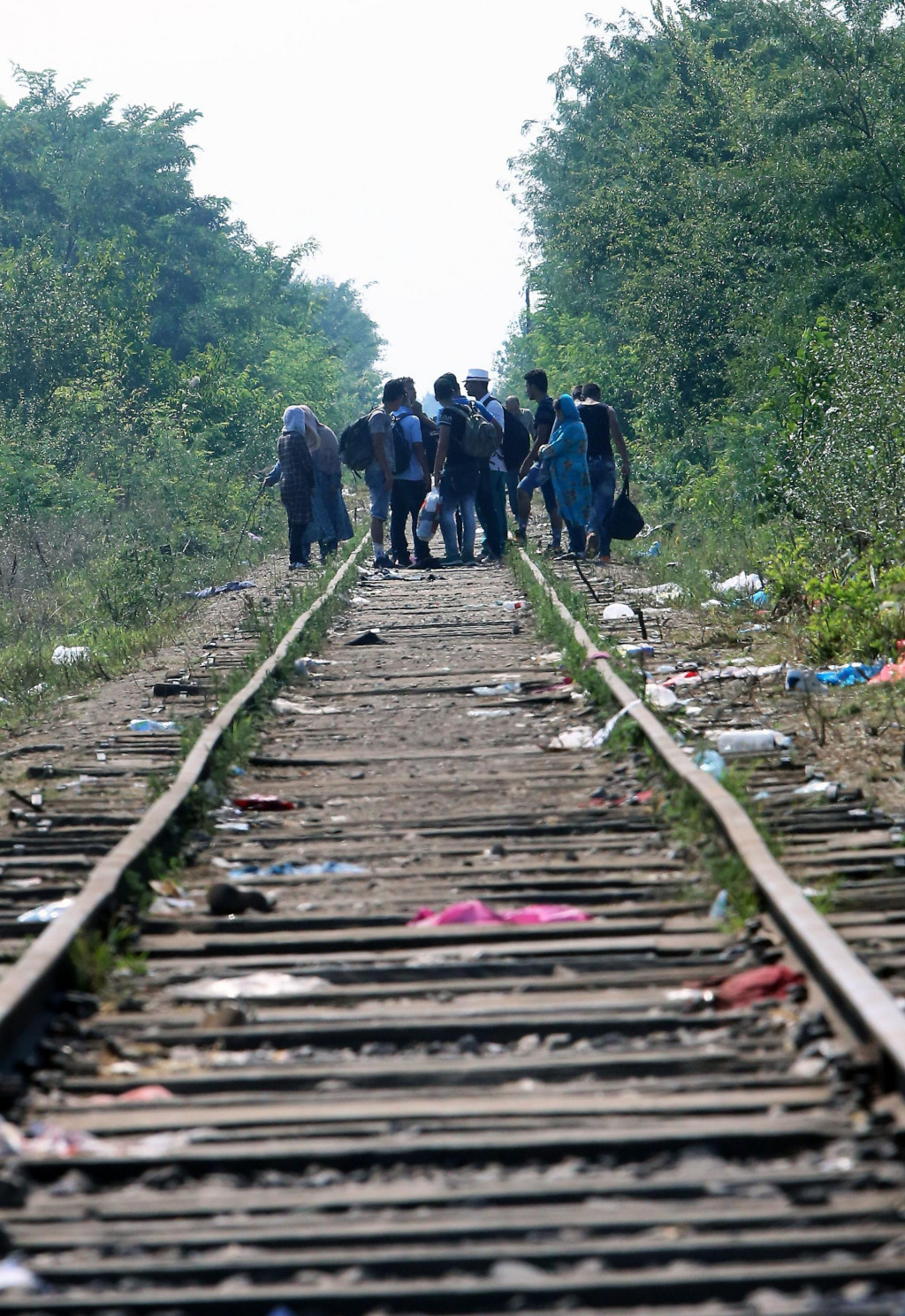 Hraničný plot a utečenci pri Maďarsko-Srbskej hranici v Reszke. FOTO:  HN/Pavol Funtal