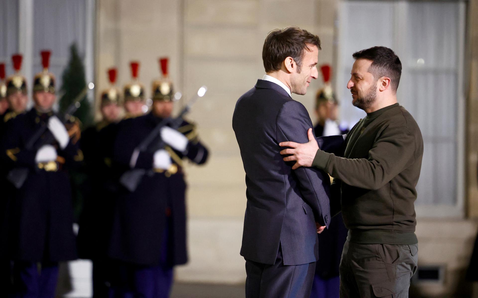 Macron zvažuje, že Putinovi odoberie najvyššie francúzske vyznamenanie. Čakám na správnu chvíľu, tvrdí