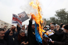Demonštranti v Teheráne pália švédsku vlajku počas protestu proti nedávnemu znesväteniu Koránu krajne pravicovými aktivistami vo Švédsku. FOTO: REUTERS