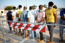 Migranti  po vylodení zo záchranného člna Open Arms po príchode do prístavu Messina, Sicília, Taliansko. FOTO: REUTERS