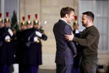 V stredu toto vyznamenanie udelil šéf Elyzejského paláca aj ukrajinskému prezidentovi Volodymyrovi Zelenskému, ktorý bol na vopred neohlásenej návšteve Francúzska.​ FOTO: REUTERS