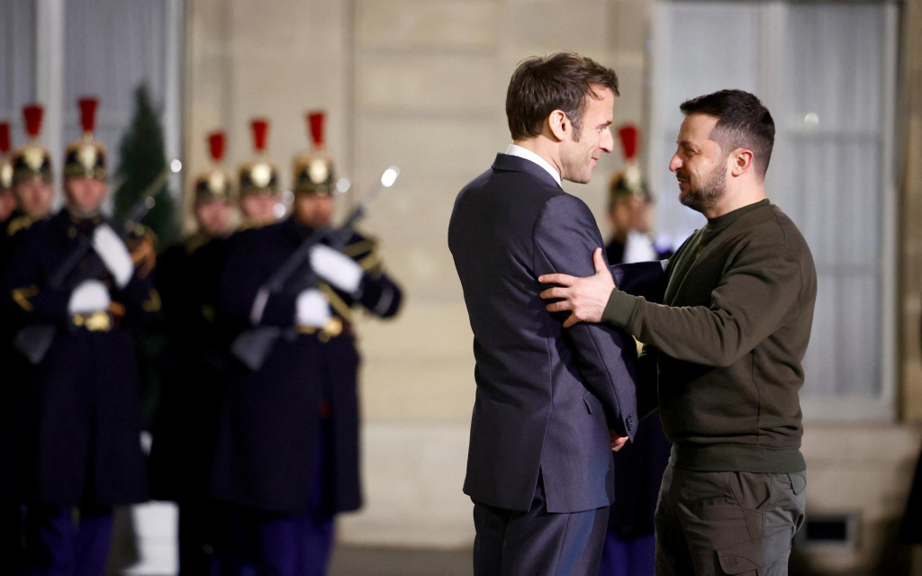 V stredu toto vyznamenanie udelil šéf Elyzejského paláca aj ukrajinskému prezidentovi Volodymyrovi Zelenskému, ktorý bol na vopred neohlásenej návšteve Francúzska.​ FOTO: REUTERS