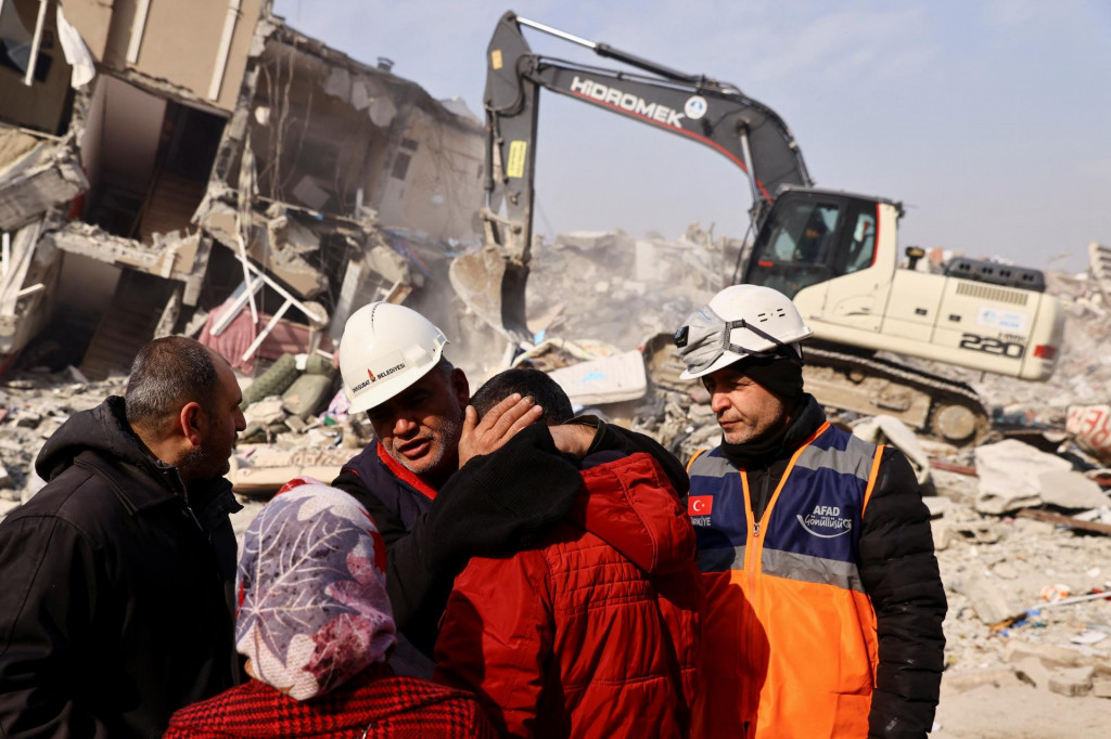 Záchranári na východe Turecka sa stále snažia nájsť tých, čo mohli v troskách domov prežiť. FOTO: REUTERS