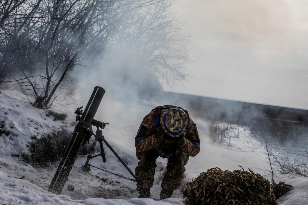 Ukrajinský príslušník ozbrojených síl strieľa z mínometu na ruské jednotky v prvej línii pri meste Vuhledar v Doneckej oblasti. FOTO: REUTERS
