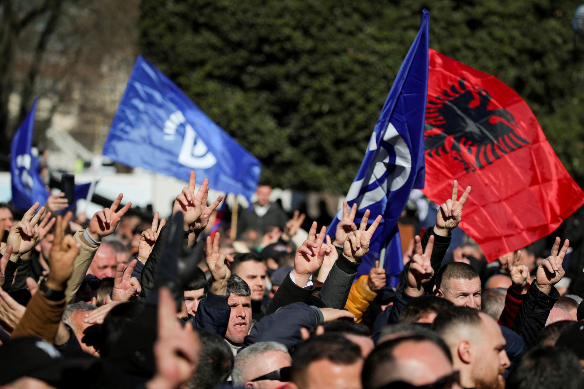 Tisícky demonštrantov žiadali odstúpenie albánskeho premiéra Ramu