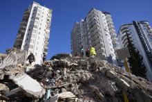 Trosky budov po zemetrasení v Turecku. FOTO: TASR/AP

