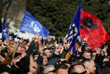 Opoziční demonštranti v albánskom hlavnom meste Tirana žiadajú odstúpenie premiéra Ediho Ramu. FOTO: Reuters
