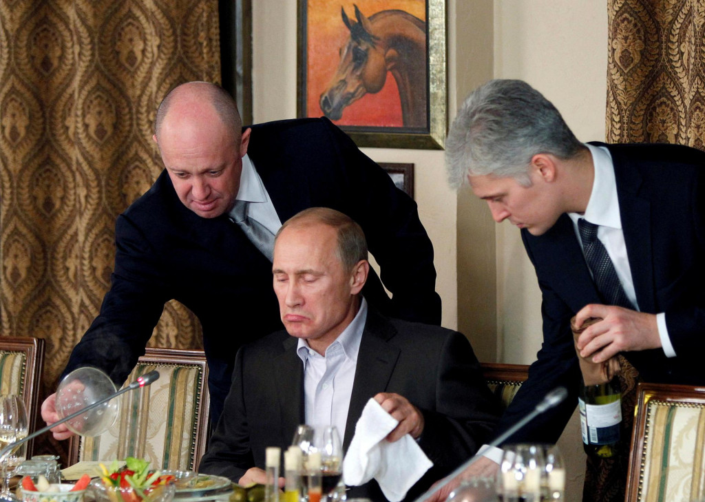Jevgenij Prigožin (vľavo) pomáha Vladimirovi Putinovi počas večere. FOTO: Reuters