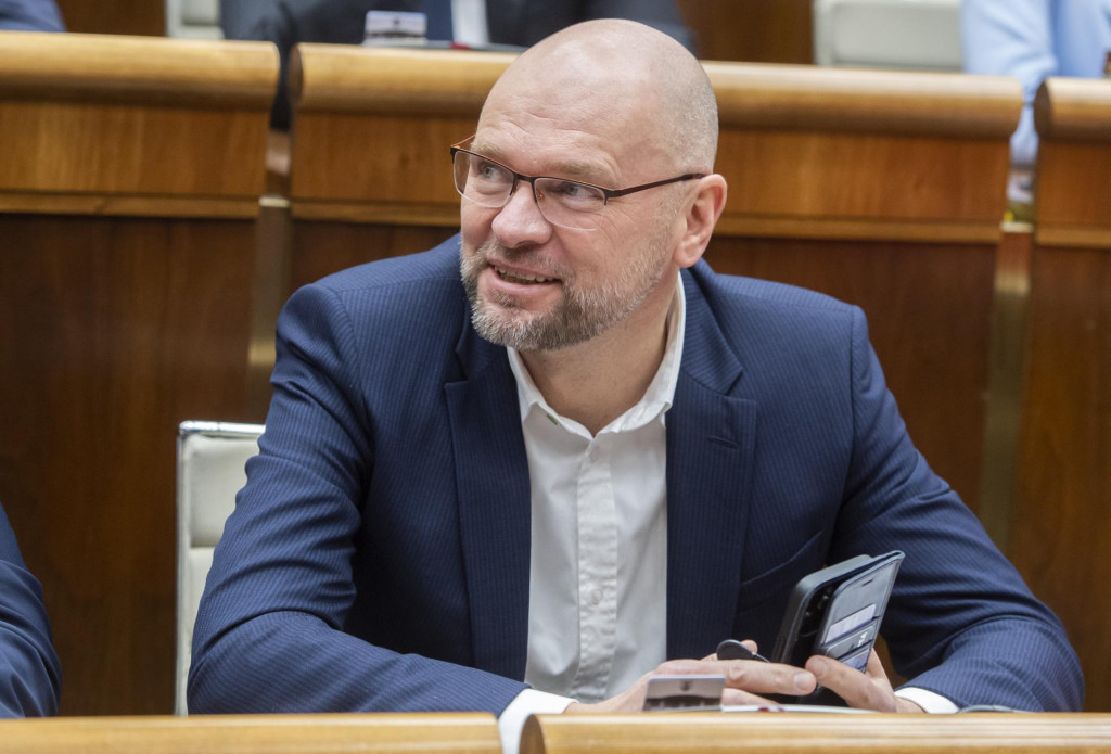 Na snímke poslanec NRSR Richard Sulík (SaS) po schválení termínu predčasných parlamentných volieb na 30. septembra 2023 počas 82. schôdze NRSR v Bratislave 31. januára 2023. Predčasné voľby do Národnej rady (NR) SR sa budú konať 30. septembra tohto roka. Vyplýva to z uznesenia o skrátení volebného obdobia, ktoré poslanci odsúhlasili v utorkovom hlasovaní. FOTO TASR - Martin Baumann SNÍMKA: Martin Baumann