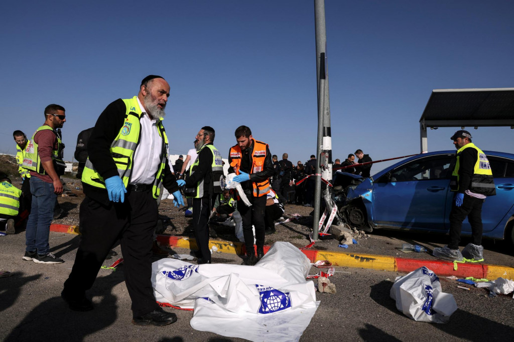 Izraelská polícia a záchranári sa zhromažďujú na mieste, kde prišlo k útoku. FOTO: Reuters