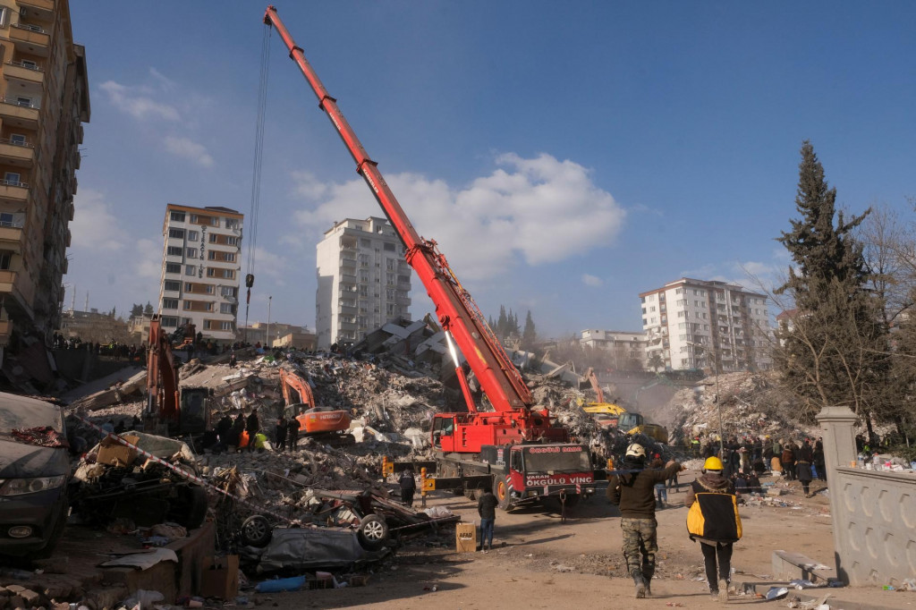 Žeriav odstraňuje trosky zo zdemolovaných budov po smrteľnom zemetrasení v tureckom meste Maras. FOTO: Reuters