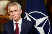 Welt am Sonntag pripomína aj výhody, ktoré by predĺženie mandátu prinieslo Jensovi Stoltenbergovi. Dalo by mu to príležitosť predsedať výročnému summitu NATO k 75. výročiu aliancie, ktorý sa má konať vo Washingtone v apríli 2024.​ FOTO: REUTERS
