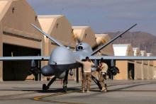 Americkí letci pripravujú dron MQ-9 Reaper amerického letectva na misiu na letisku Kandahar Air Field, Afganistan 9. marca 2016. FOTO: REUTERS