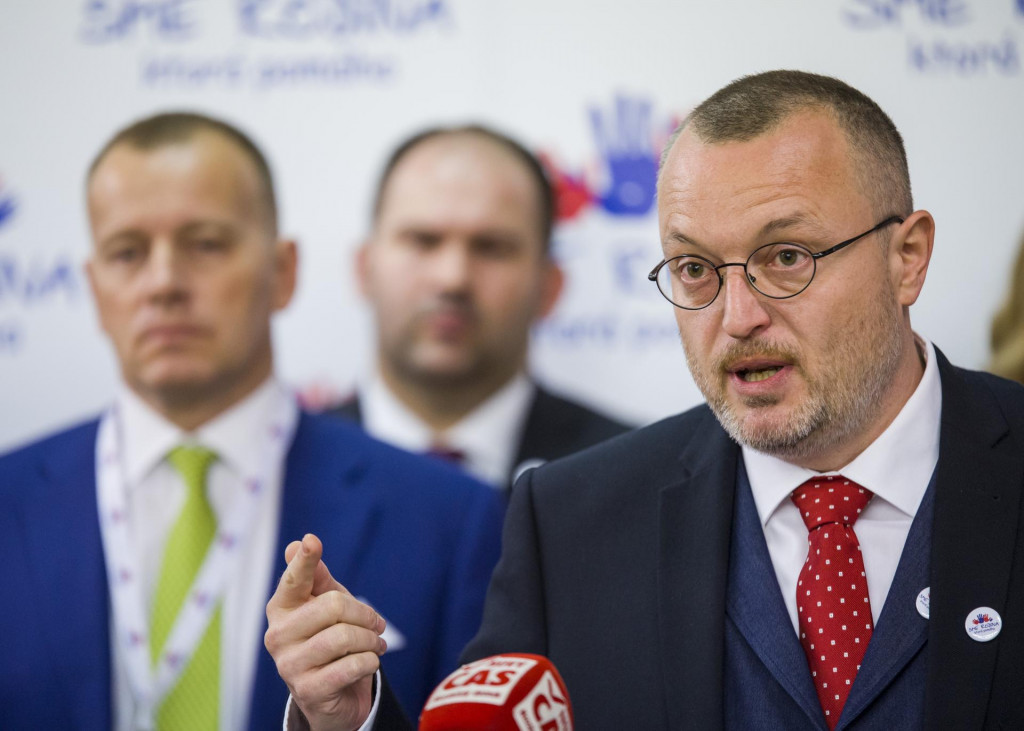 Minister práce Milan Krajniak (vpravo) kritizuje postup premiéra Eduarda Hegera. FOTO: TASR/J. Kotian