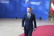 Dočasne poverený slovenský premiér Eduard Heger prichádza na mimoriadny samit lídrov EÚ v Bruseli.

FOTO: TASR/AP