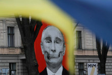 Protiputinovský baner pred ruským veľvyslanectvom v Rige. FOTO: Profimedia